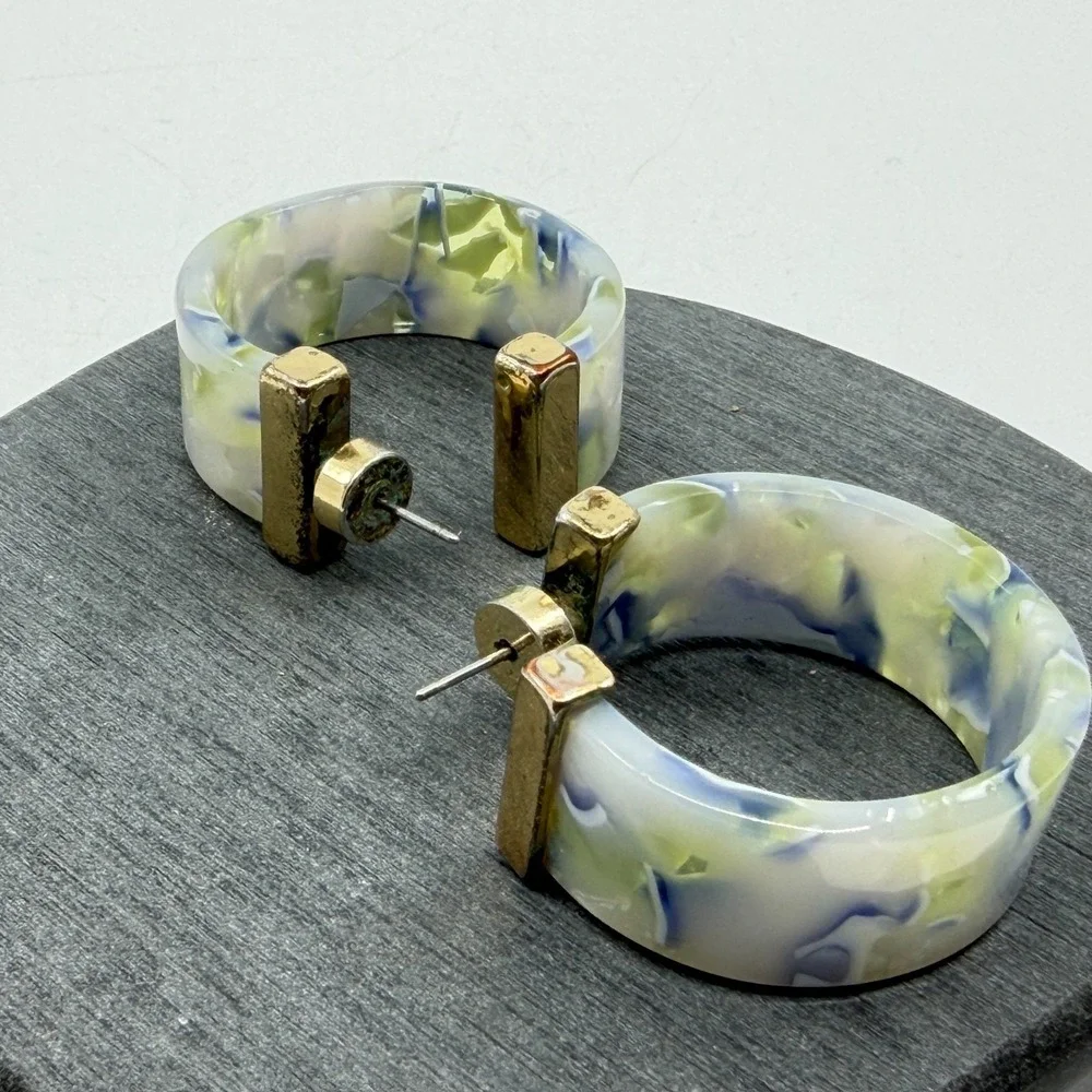 N/A earrings feature
